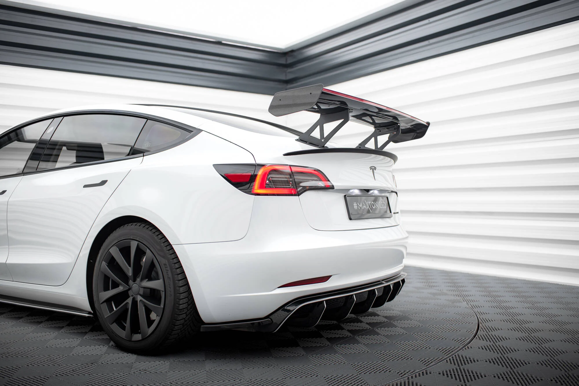 CARBON SPOILER + LED TESLA MODEL 3 - Image 10