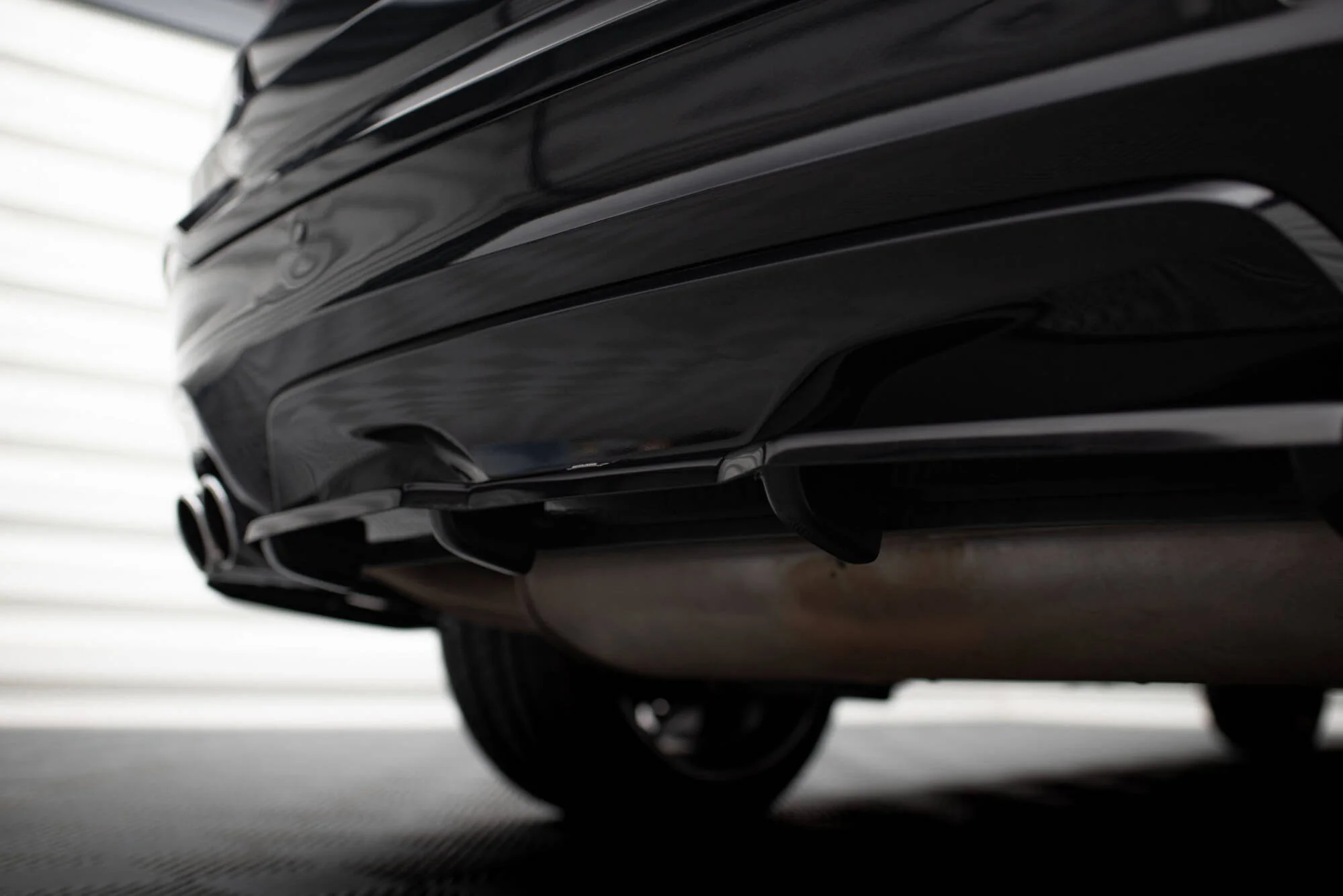 CENTRAL REAR SPLITTER BMW X4 M-PACK (WITH A VERTICAL BAR) - Image 5