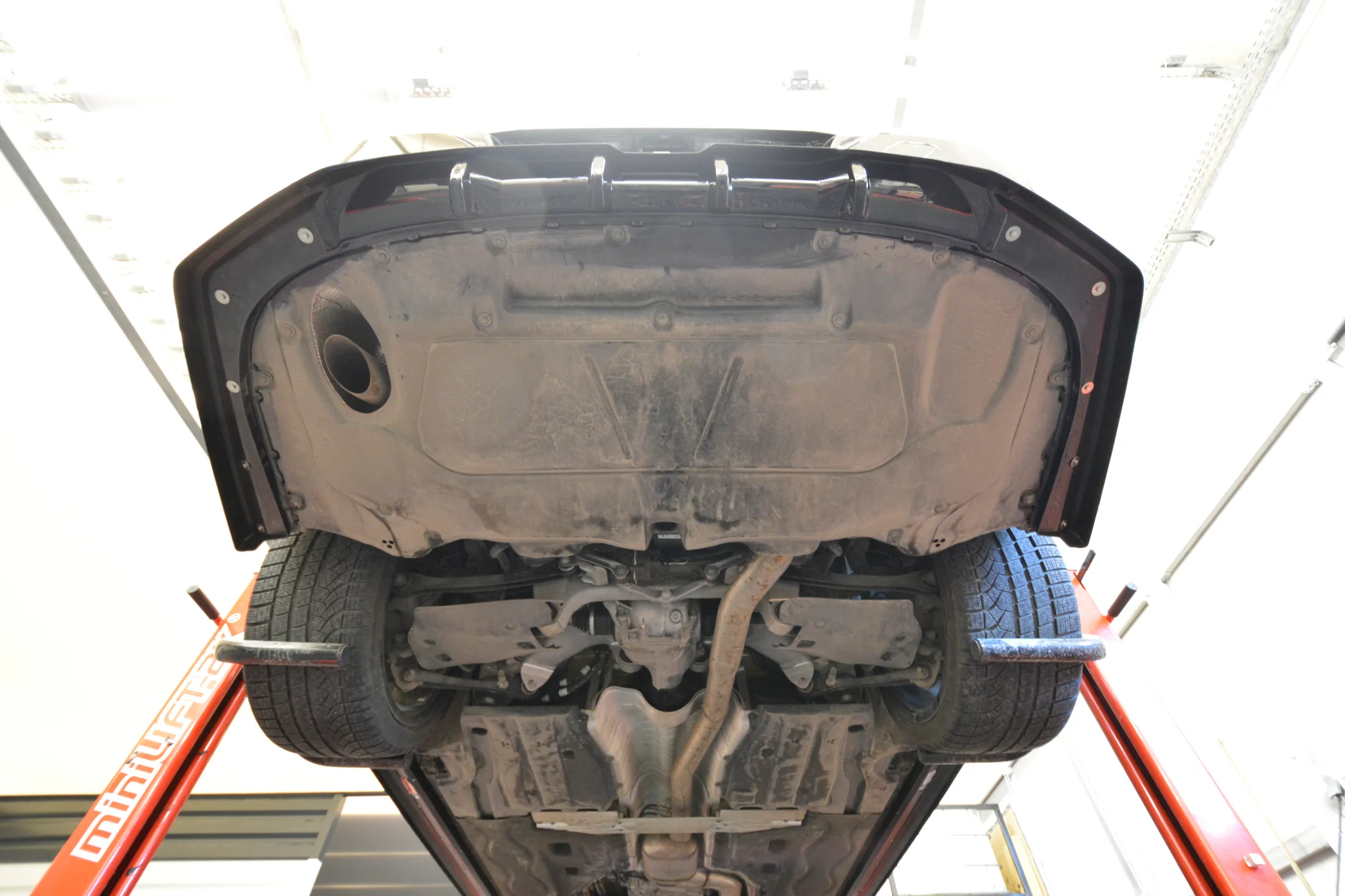 CENTRAL REAR SPLITTER (WITH VERTICAL BARS) BMW 7 M-PACK G70 - Image 15