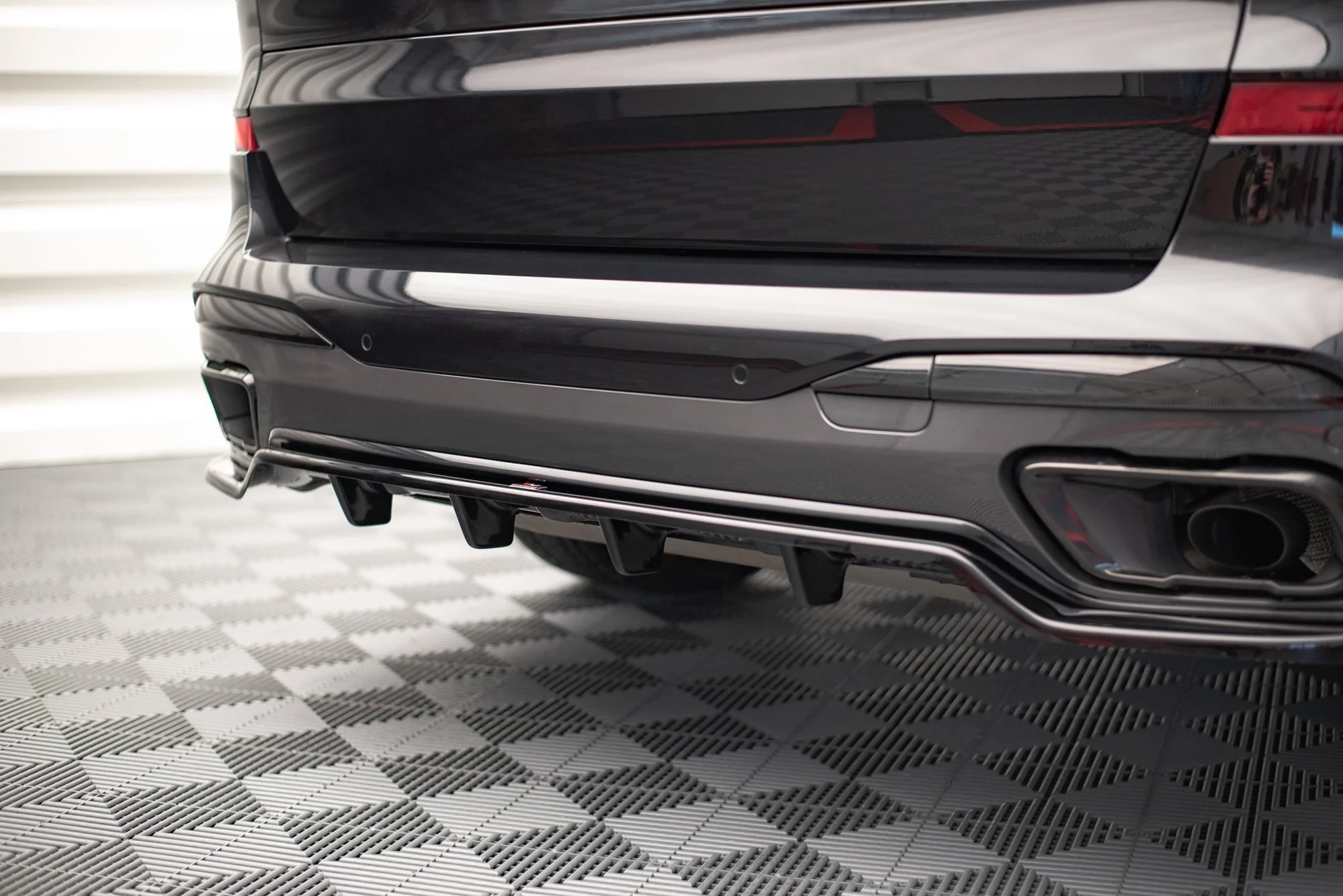 CENTRAL REAR SPLITTER (WITH VERTICAL BARS) BMW X7 M G07 - Image 2