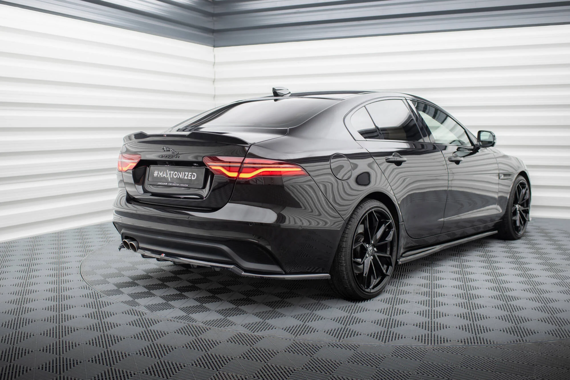 CENTRAL REAR SPLITTER (WITH VERTICAL BARS) JAGUAR XE X760 FACELIFT - Image 4