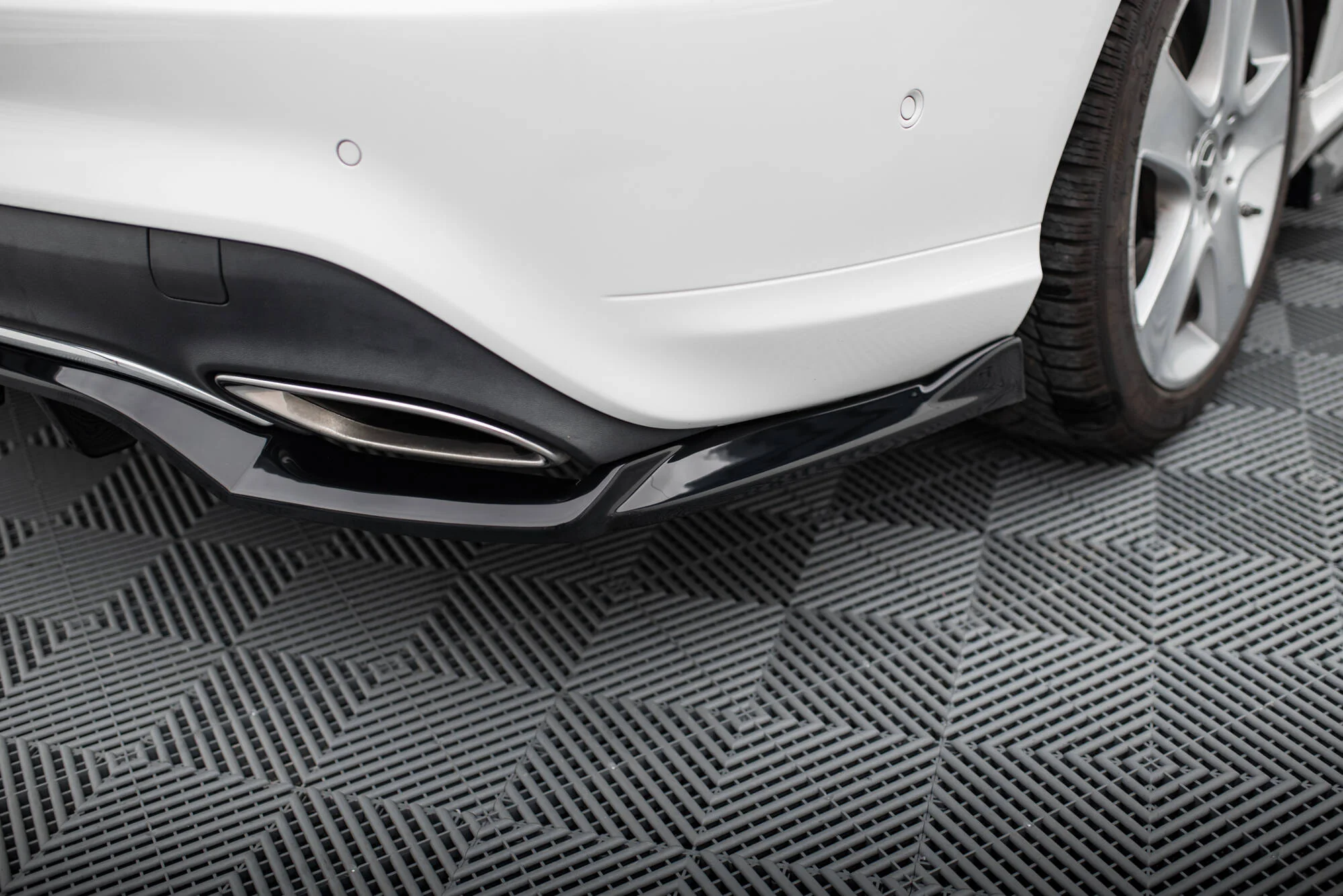 CENTRAL REAR SPLITTER (WITH VERTICAL BARS) MERCEDES-BENZ CLA C117 FACELIFT - Image 5