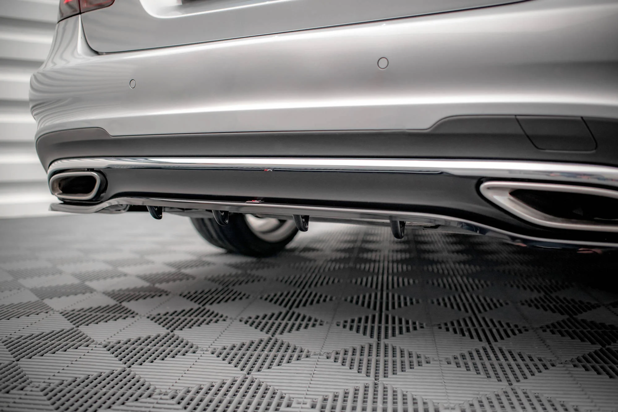 CENTRAL REAR SPLITTER (WITH VERTICAL BARS) MERCEDES-BENZ E AMG-LINE SEDAN W212 FACELIFT - Image 2