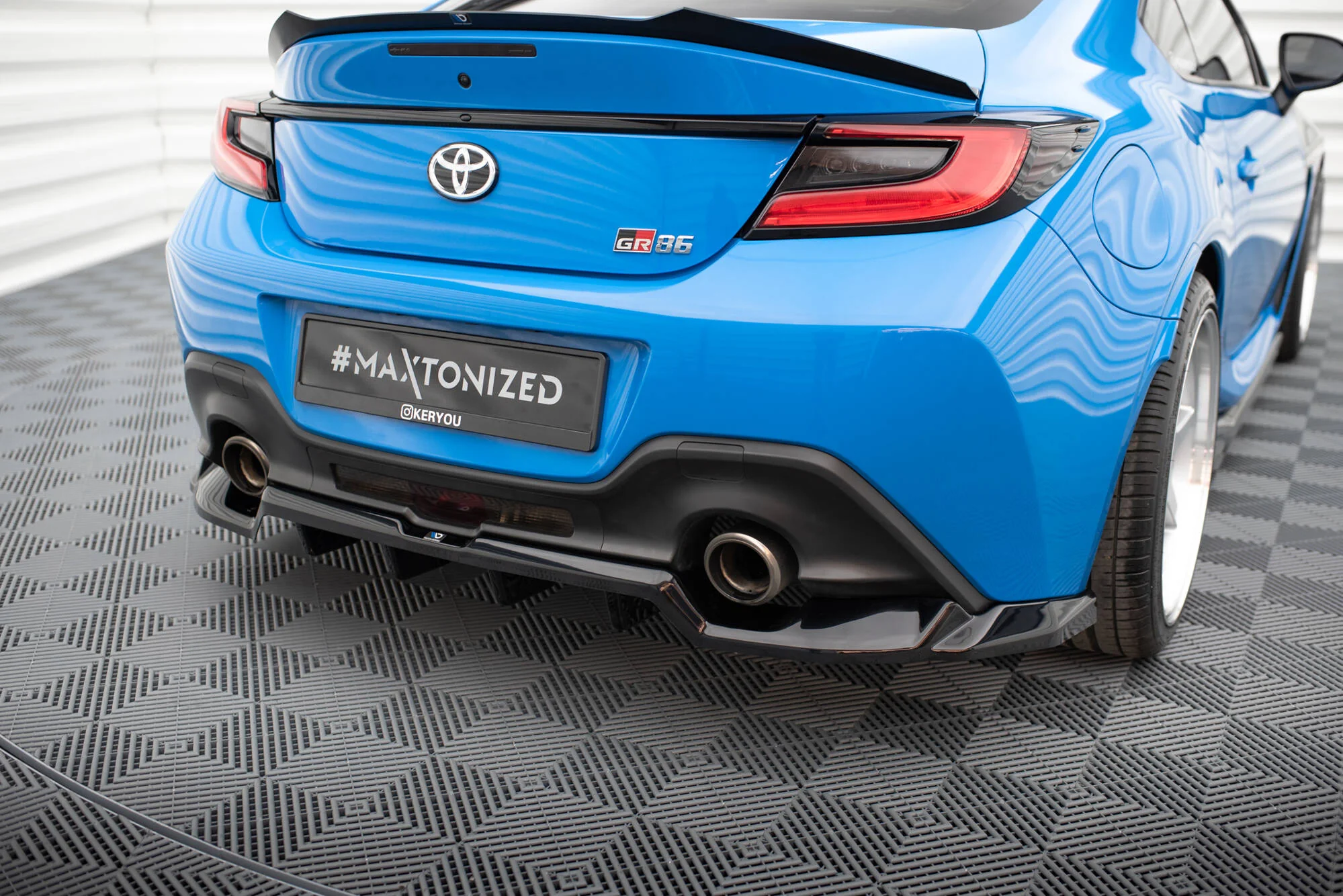 CENTRAL REAR SPLITTER (WITH VERTICAL BARS) V.1 TOYOTA GR86 MK1 / BRZ MK2 - Image 3